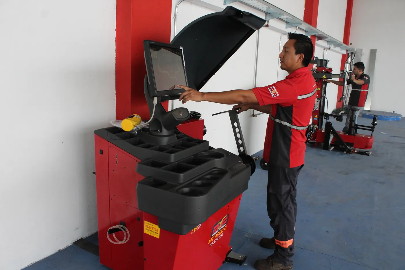 Técnico de Tecniserv dando soporte a una balanceadora