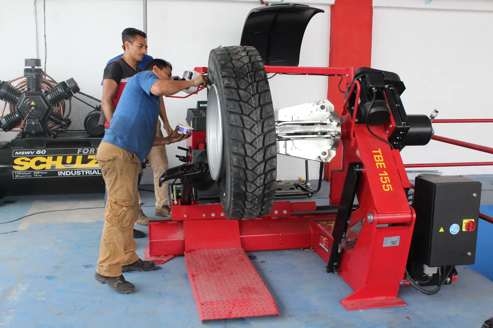 Técnicos de Tecniserv en servicio en un taller