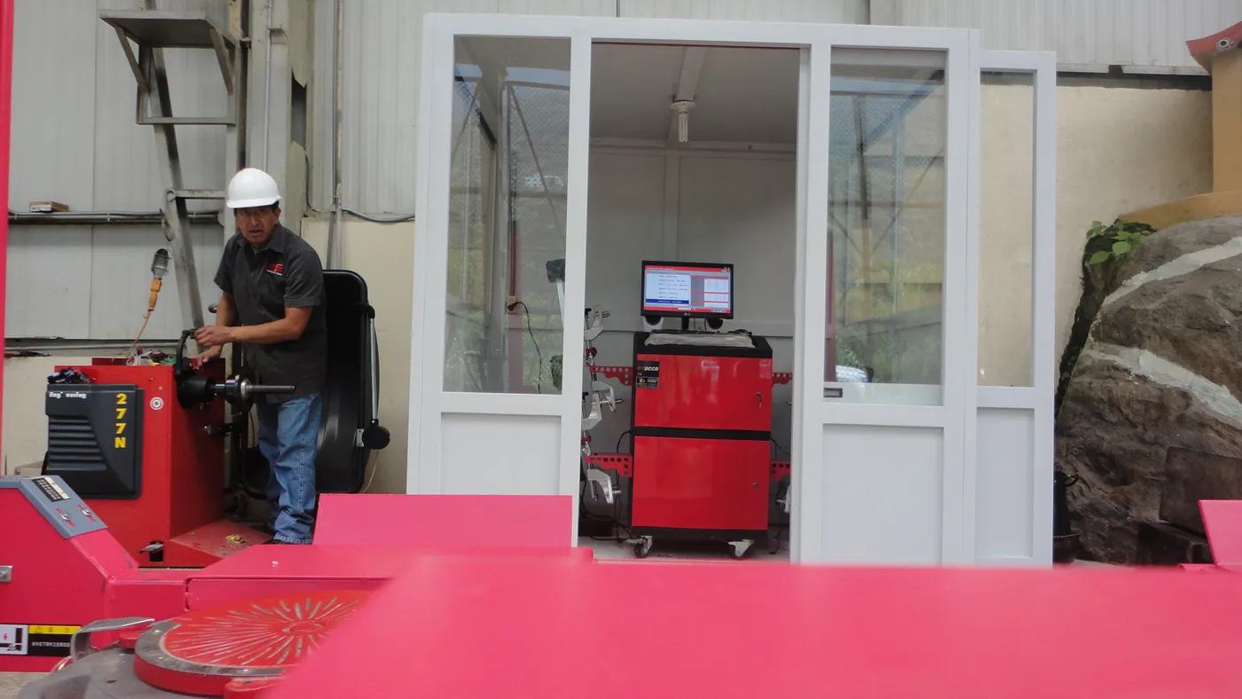 Mantenimiento de equipos automotrices por Tecniserv